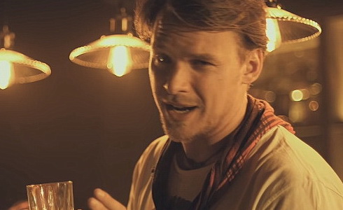 Vojta Dyk v klipu Alkoholická