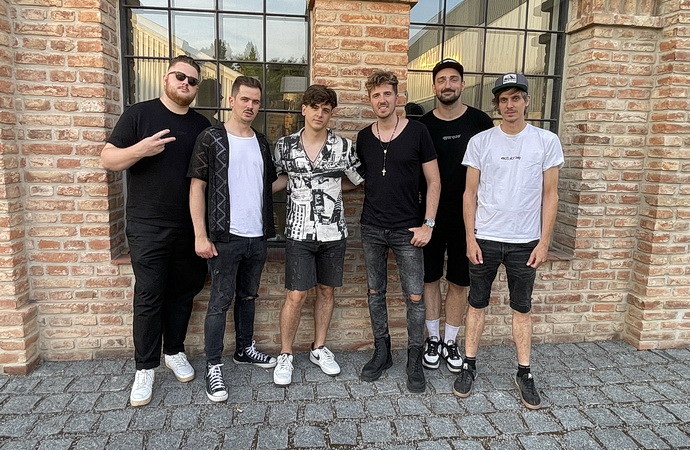 Jary Tauber se svoji skupinou (Zdroj: NetwIN production)