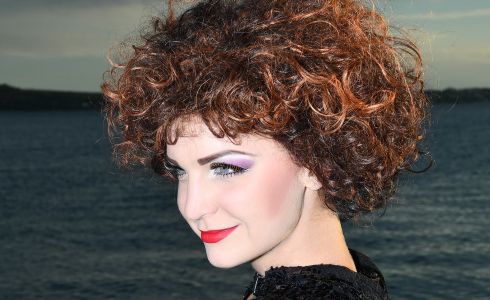 Viktória Matušovová coby Glória (Horečka sobotní noci)
