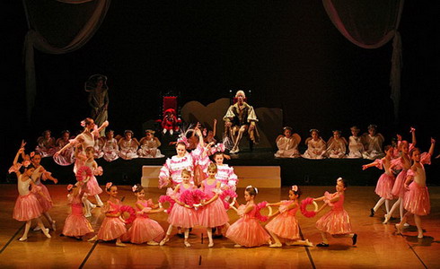 Z inscenace baletu Louskek