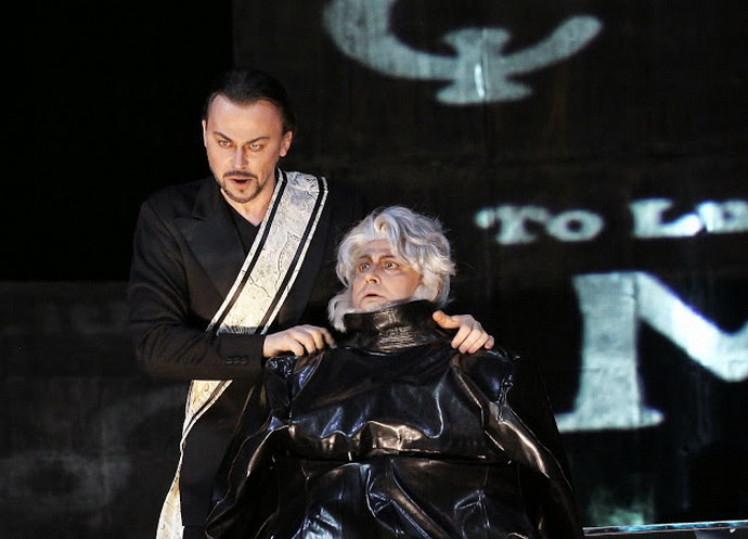 tefan Kocn (Mefistofeles) a Daniel Magdal (Faust) 