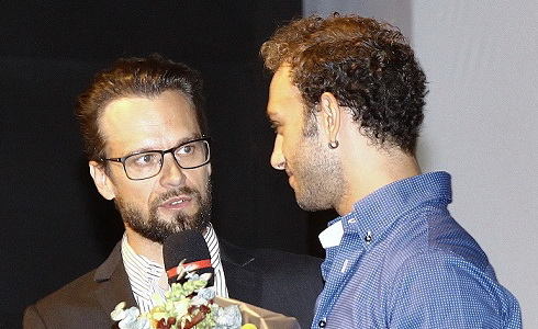 F.Barankiewicz předavá Cenu ředitele, kterou získal G.Rotolo