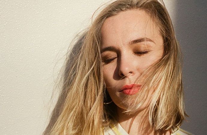 Elsa Dreisig na přebalu alba