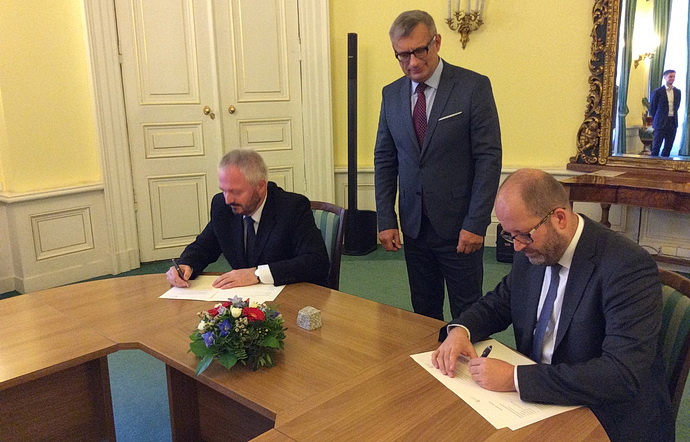 prof.PaedDr.Michal Nedělka a Ing.Daniel Sobotka při podpisu