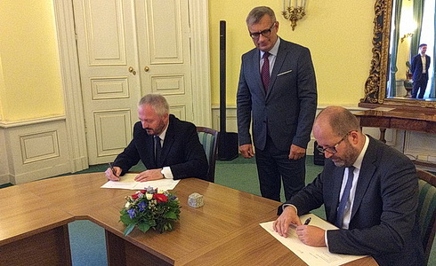 prof.PaedDr.Michal Nedělka a Ing.Daniel Sobotka při podpisu