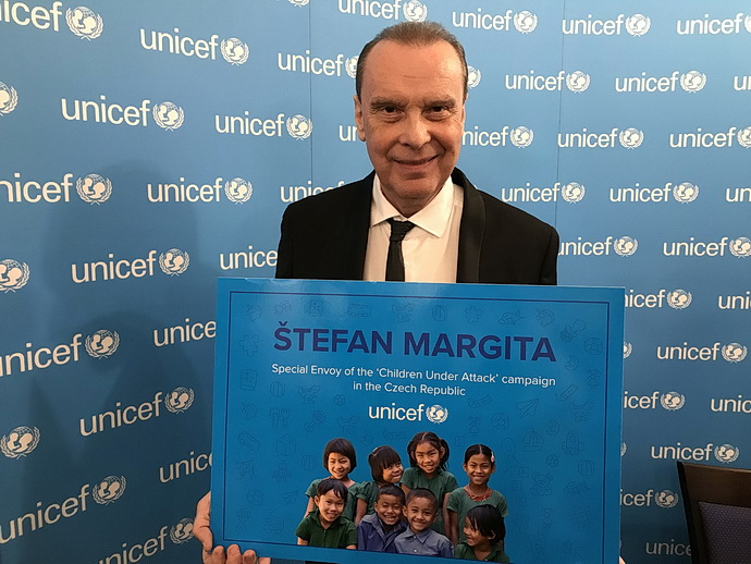 Štefan Margita s certifikátem Fondu ohrožených dětí při OSN