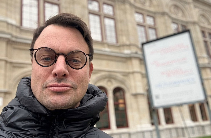 Pavel �ernoch p�ed V�de�skou st�tn� operou