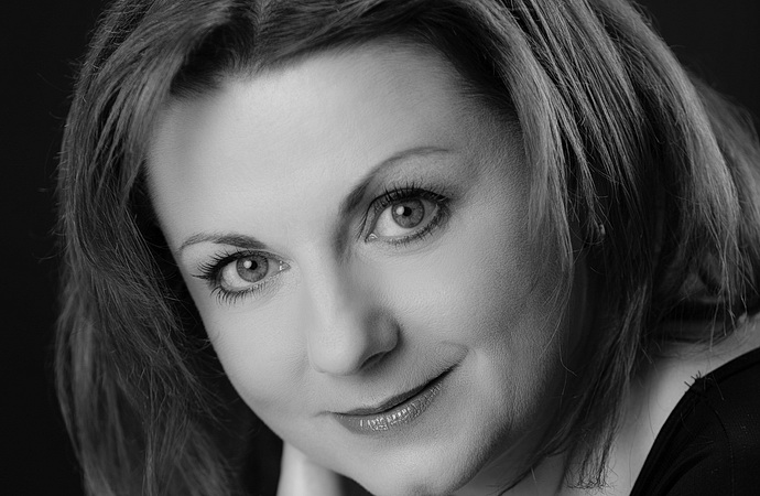 Lenka Kavalová na obálce HR12