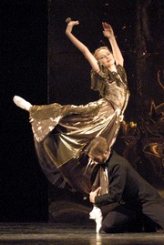 Z inscenace D�ma s kam�liemi