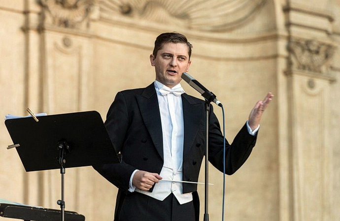 Dirigent Jan Kučera ve Valdštejnské zahradě