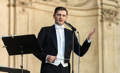 Dirigent Jan Kučera ve Valdštejnské zahradě