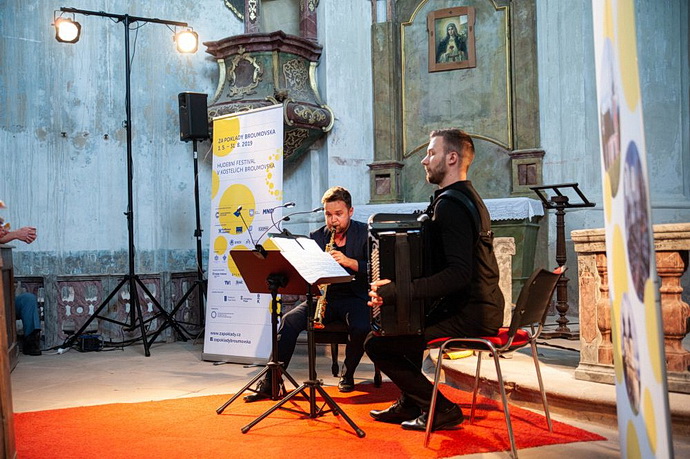 Michal Knot a Bogdan Laketic v kostela sv. Markéty