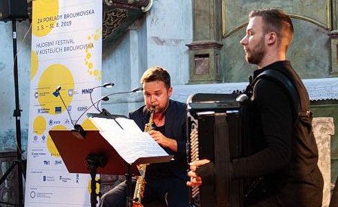 Michal Knot a Bogdan Laketic v kostela sv. Markéty