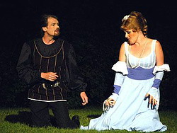 Faust (Michal Vojta) a Markétka (Kateřina Hájovská)