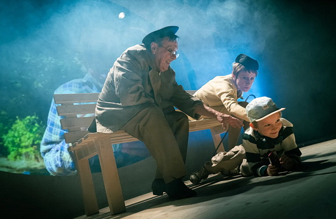 Josef Kotěšovský, Zuzana Hrzalová, Teo Jeřábek (V parku)