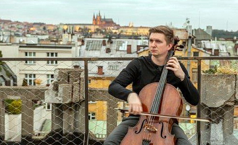 Violoncellista Tomáš Jamník na střeše Lucerny
