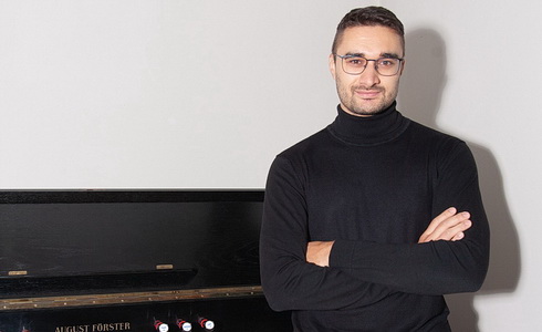 Miroslav Beinhauer a šestinotónové harmonium