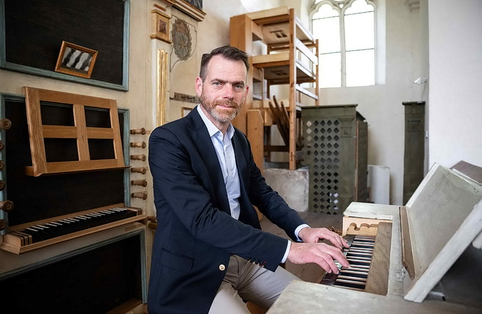 Adam Viktora u varhan ve Smečně (Foto: René Volfík)