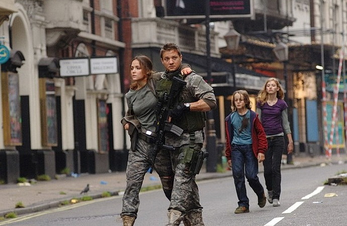 Rose Byrne, Jeremy Renner, Imogen Poots (Zdroj: Fox Atomic)