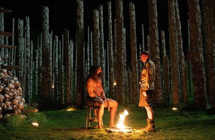 Chi Lewis-Parry a Ralph Fiennes (Foto: Columbia Pictures)