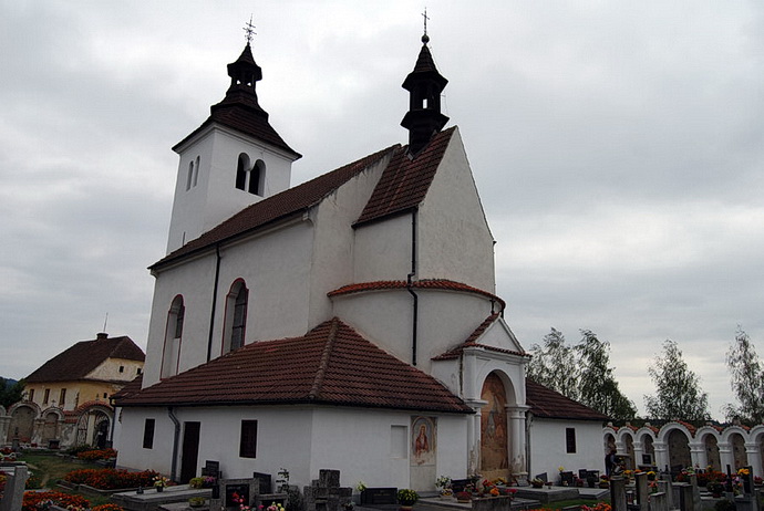 Středověký kostel v krajině