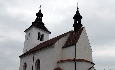 Středověký kostel v krajině