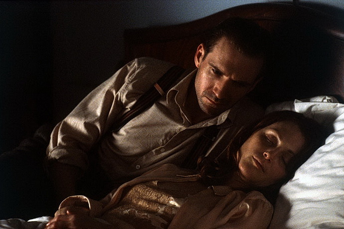 R. Fiennes a J. Mooreová (Hranice lásky)