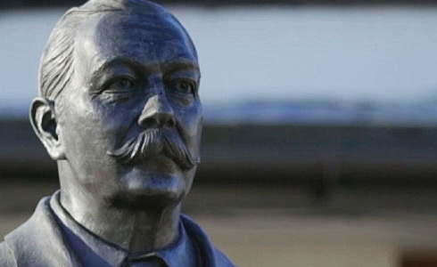 Sherlock Holmes versus Conan Doyle