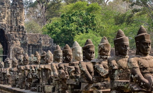 Opustit Angkor