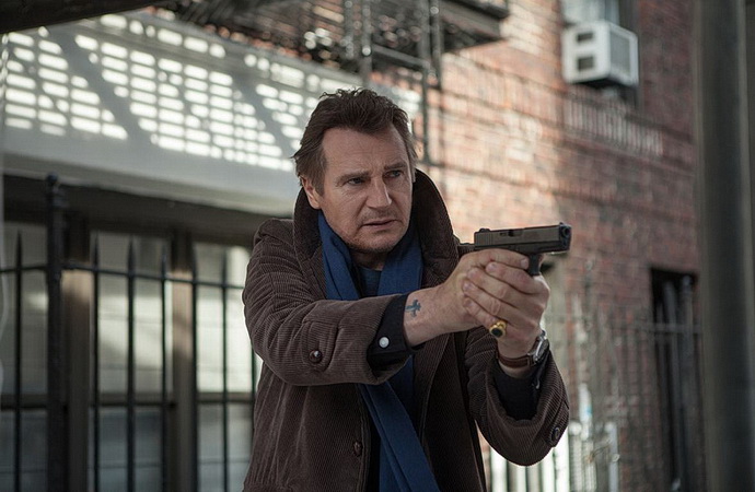 Liam Neeson (Mezi nhrobnmi kameny)