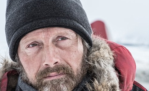  Mads Mikkelsen (Arctic: Ledov peklo)