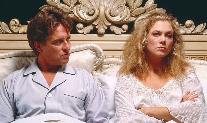 Michael Douglas a Kathleen Turnerová (Válka Roseových)