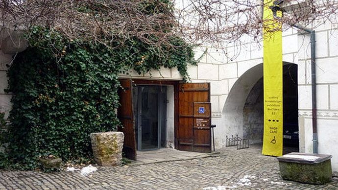 P��b�hy dom�: Art centrum nad �ekou