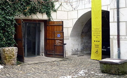 Pbhy dom: Art centrum nad ekou