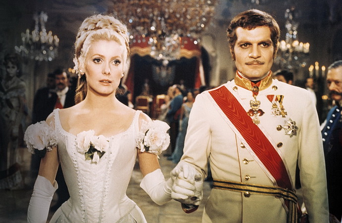 Catherine Deneuveov� a Omar Sharif (Mayerling)