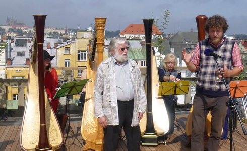 Ivan Havel a Ondřej Kobza, Pražský Hrad vlevo v pozadí