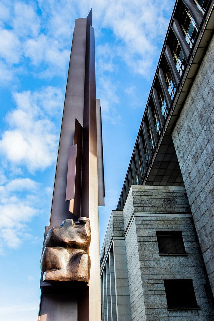 Palachův pylon před Novou bodovou Národního muzea