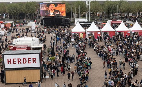 Impression Agora Signierzelt 2024 (Foto: Frankfurter Buchmes