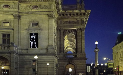 LED panel Ann Dancing (autor Julian Opie)