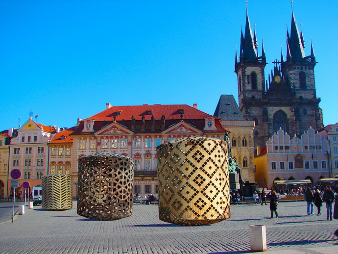 Gigantick artefakty ozdob centrum Star Prahy