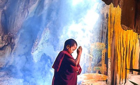 Novice paying homage mnich (novic), Barma