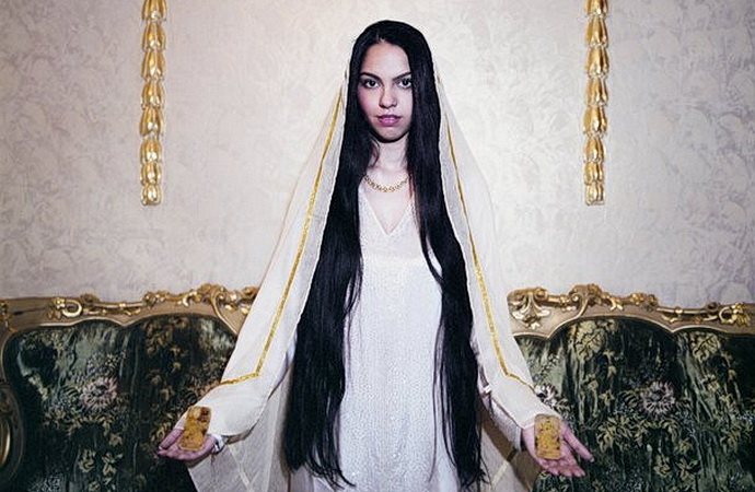 Lucia Sekerková - Ženy predávajúce nádej