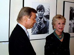 Pat a Michael York (V pozad jeho portrt z roku 1967)