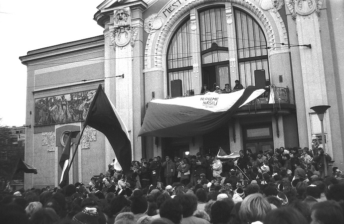 Demonstrace před divadlem (Foto: Evžen Báchor, archiv PnVČ)