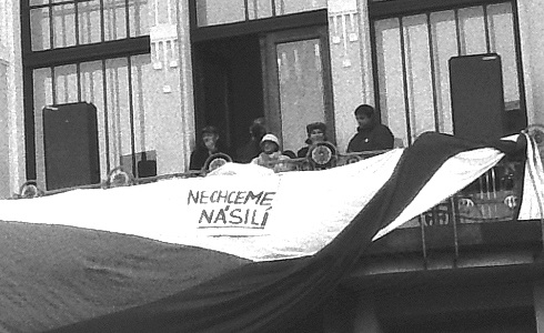 Demonstrace před divadlem (Foto: Evžen Báchor, archiv PnVČ)