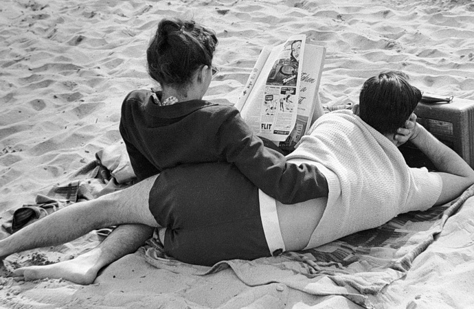 Dvojice na pláži New-York-1949 (Foto: Ruth Orkin)