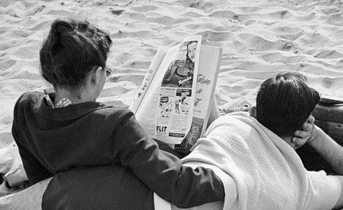 Dvojice na pláži New-York-1949 (Foto: Ruth Orkin)