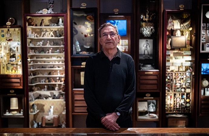 Orhan Pamuk ve výstavě (Foto: Rasmus Quistgaard)