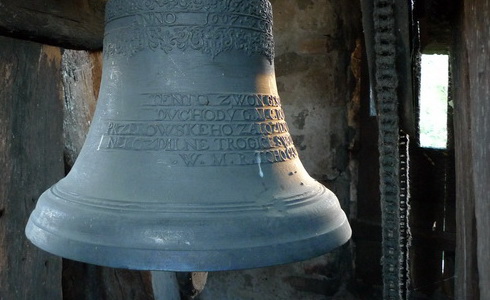 Zvon v kostele sv. Vojtcha v Perov n. Labem (Wikipedie)