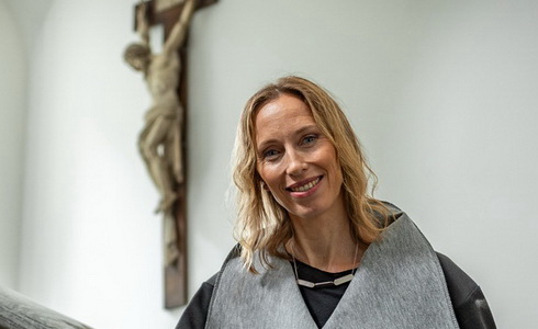 Cesty v�ry: Hrdost na kolenou